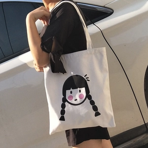 Primo piano della borsa tote bianca con stampa di ragazza cartoon sulla spalla femminile