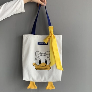 Détail du sac en toile avec motif Daisy Duck, pieds de canard 3D et anses bleu foncé
