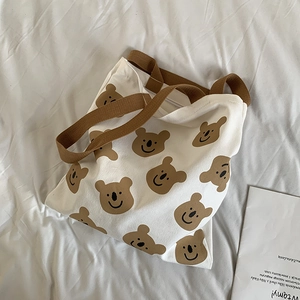 Vue détaillée du sac cabas en toile blanc cassé avec motif d'ours brun mignon