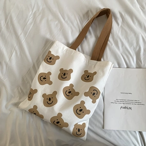Détail du sac cabas en toile avec motifs koala mignons et anses en sangle résistantes