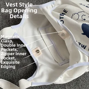 Détail du sac en toile blanche avec fermeture magnétique et poche intérieure zippée