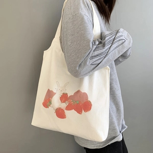Vue détaillée du sac en toile blanc avec illustration mignonne de lapin et fraises
