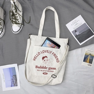 Détail du sac en toile avec bandoulière amovible et motif de dessin animé mignon