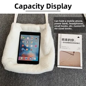 Détail de la capacité intérieure du sac cabas en peluche blanc pour tablette