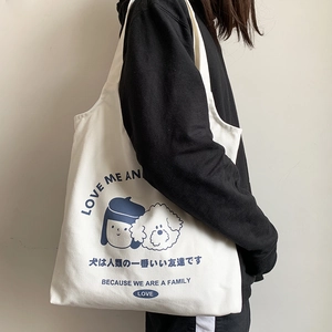 Détail du grand sac cabas en toile avec illustration bleue de fille et chien