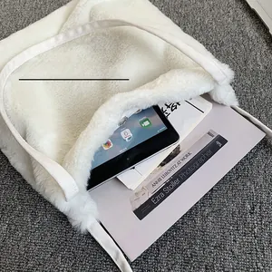 Détails de l'intérieur du sac fourre-tout blanc en fausse fourrure et sa capacité