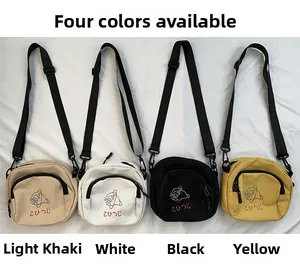 Ensemble détaillé de quatre mini sacs bandoulière en toile avec broderie de mouton