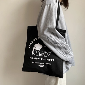 Détail du sac cabas en toile noire avec illustration japonaise de fille et de chien