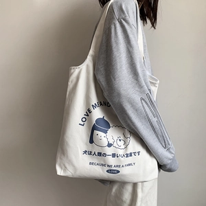 Détail d'un sac cabas en toile blanche avec imprimé fille et chien mignons et texte