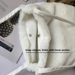 Détail du sac en fausse fourrure blanche avec bouton pression, doublure et poche interne