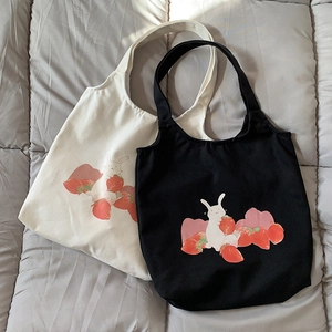 Vue détaillée des sacs cabas en toile avec d'adorables motifs de lapin et fraise