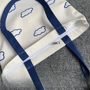 Détail de la fermeture éclair et des finitions métalliques sur ce sac en toile