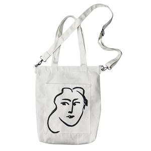 Sac fourre-tout blanc en toile avec portrait au trait minimaliste et bandoulière réglable