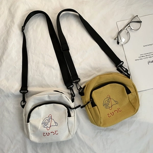 Détail de la broderie agneau sur sac bandoulière en toile avec poche avant zippée