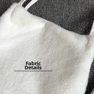 Gros plan sur le tissu pelucheux blanc doux montrant la texture de fausse fourrure