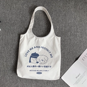 Gros plan sur le sac fourre-tout en toile blanche avec imprimé fille et chien dessin animé