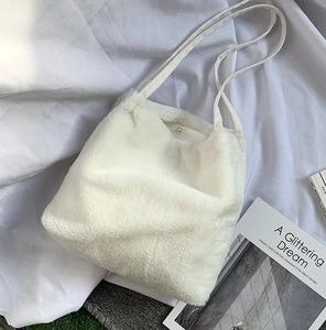Détail du sac cabas en peluche blanche avec fausse fourrure douce et fermoir magnétique