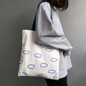 Sac fourre-tout minimaliste en toile blanche avec motif nuages bleus et sangles marine