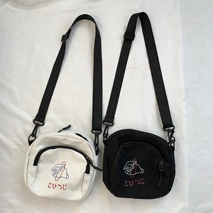 Détail du mouton brodé sur les sacs en toile à bandoulière avec sangle réglable