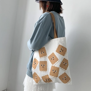 Détail d'un sac en toile blanc avec imprimé biscuit et texte You don't understand