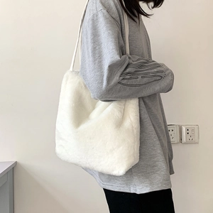 Sac fourre-tout blanc en fausse fourrure pour femme avec bandoulière douce et pelucheuse