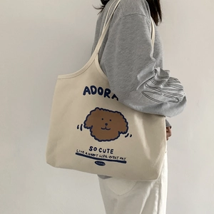 Detailansicht der cremeweißen Canvas-Einkaufstasche mit Cartoon-Hund und Slogan-Druck