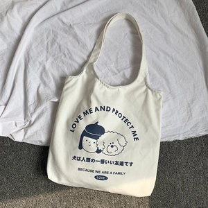 Détail du sac cabas en toile avec illustration de fille et chien et texte sur le fond