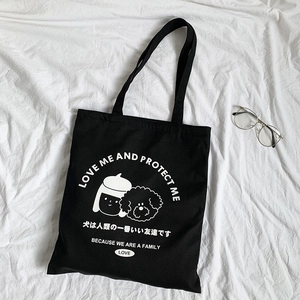 Détail du sac cabas en toile avec motif imprimé d'une fille et d'un chien mignons