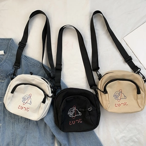Vue détaillée des sacs en toile de style japonais avec broderie de mouton et fermeture