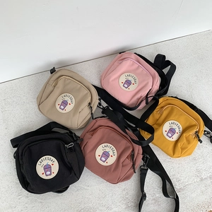 Bolsos bandolera de nailon en cinco colores con lindos parches redondos de dibujos animados