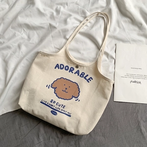 Nahaufnahme der beigen Canvas-Tasche mit Hundemotiv und robustem Metalldruckknopf