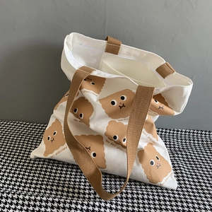 Détail du cabas en toile montrant la doublure intérieure et la poche zippée pratique