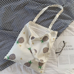 Détail du sac fourre-tout en toile blanche avec imprimé ananas et fermeture éclair