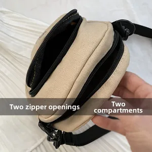 Détail des doubles compartiments zippés sur le sac bandoulière en toile couleur kaki