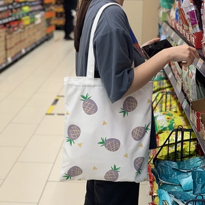 Détail d'un sac cabas en toile imprimée utilisé lors des courses au supermarché