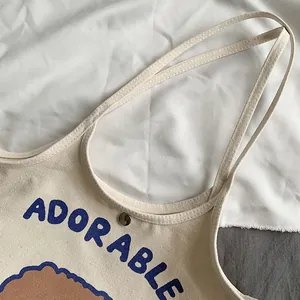 Nahaufnahme der beigen Canvas-Tasche mit doppelt genähten, verstärkten Schultergurten