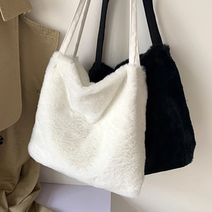 Détail de sacs fourre-tout en fausse fourrure douce noir et blanc à texture pelucheuse