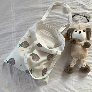 Vue détaillée du sac cabas blanc montrant la fermeture éclair et la poche intérieure