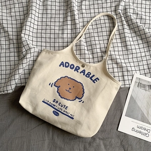 Detailansicht der beigefarbenen Canvas-Tasche mit Hundeaufdruck und Metall-Druckknopf