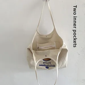 Detailansicht der Canvas-Tasche mit zwei Innentaschen und einem Reißverschlussfach