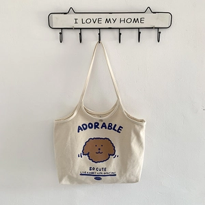 Detail der beigen Canvas-Tasche mit süßem Teddybär-Aufdruck und Adorable-Schriftzug