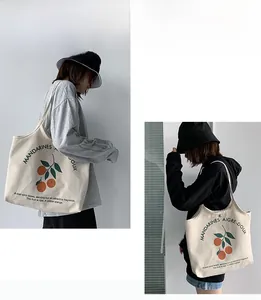 Vues détaillées d'un sac cabas en toile crème avec imprimé d'agrumes et bandoulières
