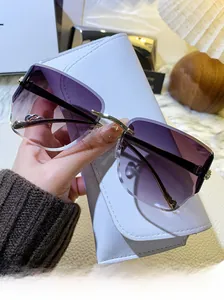 Gros plan de lunettes de soleil sans monture dégradé violet avec détail léopard doré