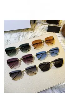 Vue à plat de lunettes de soleil sans monture avec détail léopard en six coloris