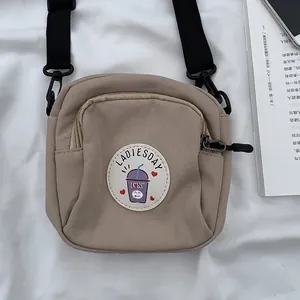 Bolso bandolera minimalista de nailon caqui con bordado y correa de hombro ajustable