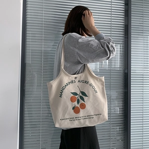 Sac fourre-tout en toile de style japonais avec imprimé orange porté par modèle