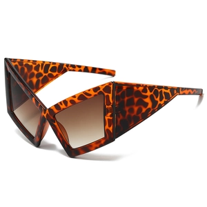 Oversized geometric cat-eye sunglasses with tortoiseshell frame and brown gradient lenses