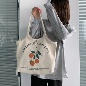 Détail du sac cabas en toile avec imprimé orange et texte Mandarines Aigre-Doux