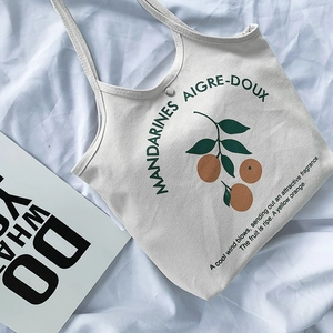 Détail du sac cabas en toile avec illustration d'agrumes et typographie française