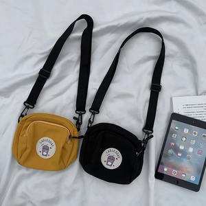 Mini bolsos bandolera de lona con cremalleras dobles y parches de dibujos en negro y amarillo